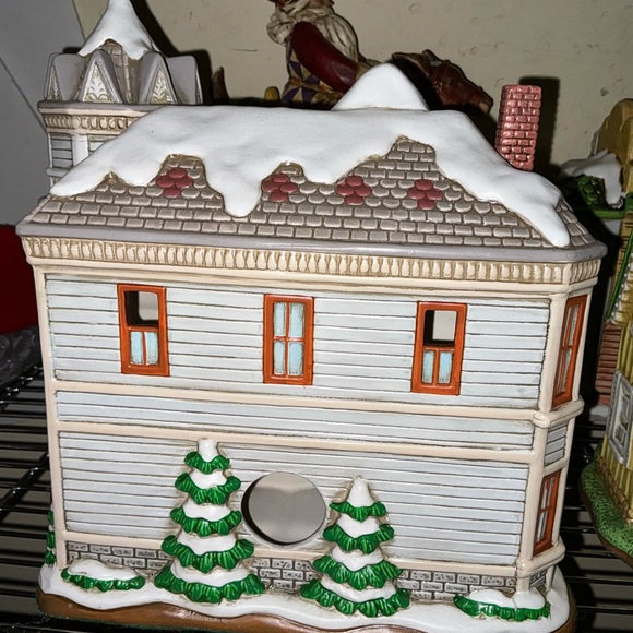 Lefton Colonial Christmas Village Sir George's Manor 1997 *Retired* - Picture 5 of 12